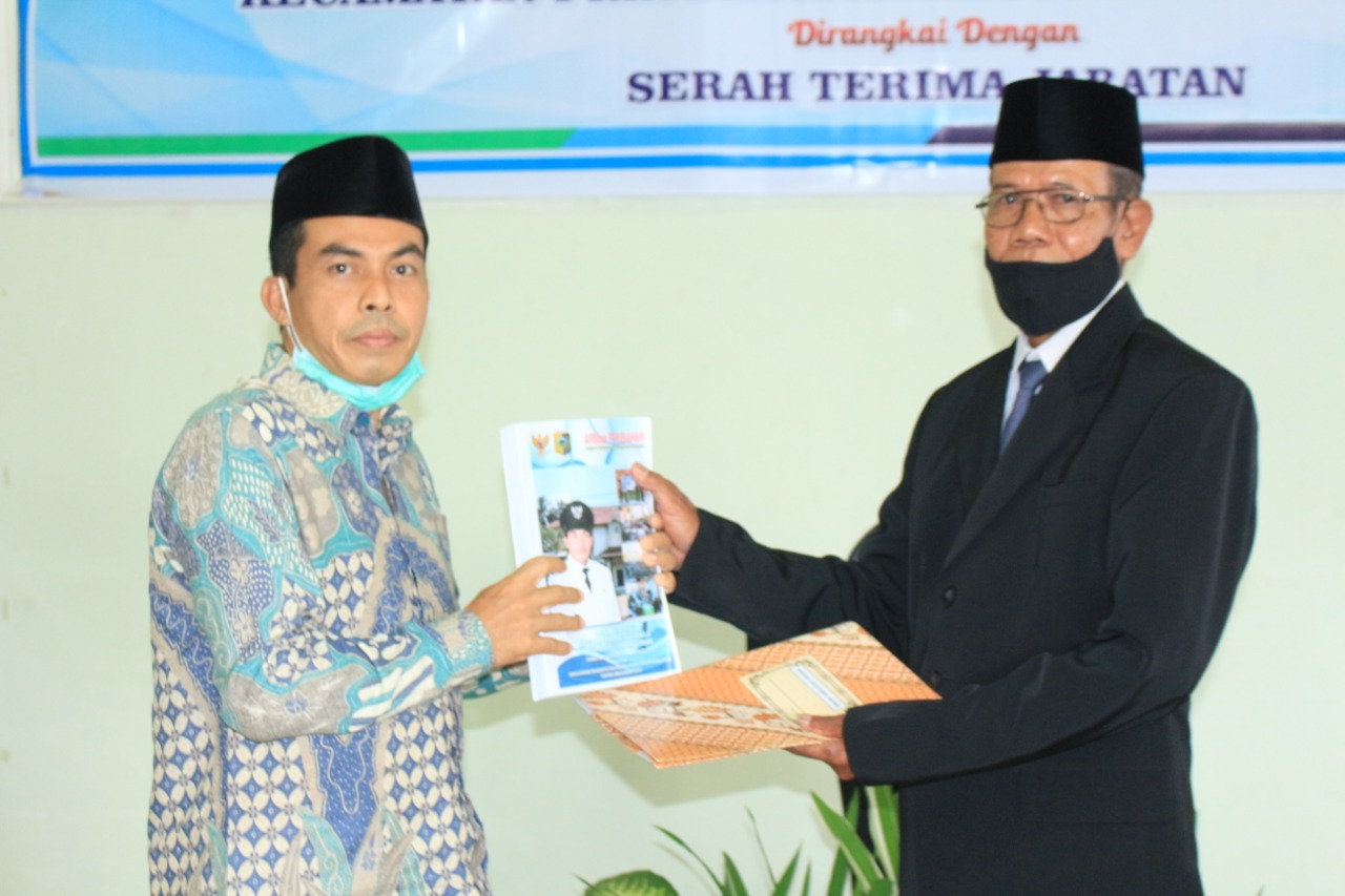 UMAR UBAID SERAH TERIMA JABATAN KE PENJABAT KADES REMPUNG
