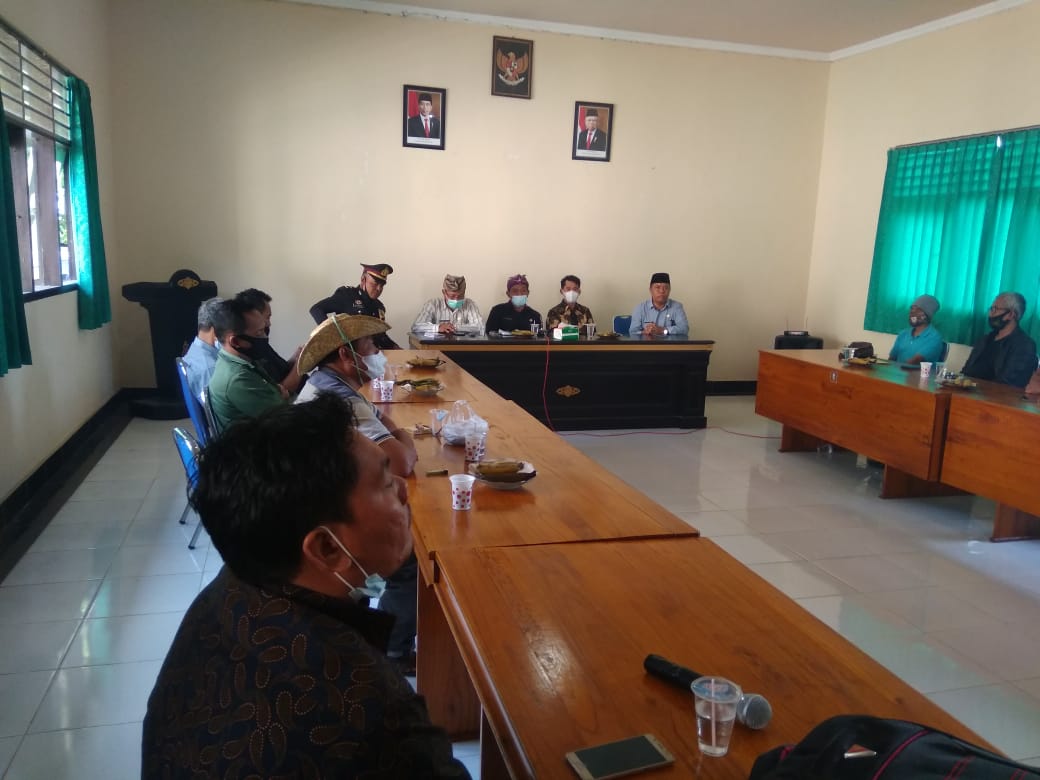 Dituduh Cemari Pantai Labuhan Haji, Puluhan Warga Pancor Minta Kadispar Minta Maaf