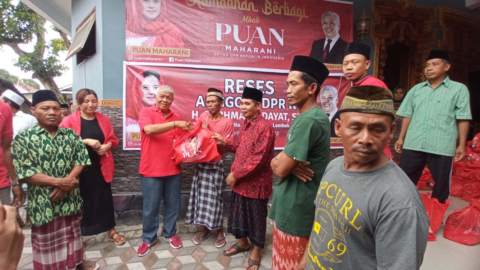 Reses di Lombok Barat, Rachmat Hidayat Salurkan Ribuan Paket Sembako Beras Premium Puan Maharani