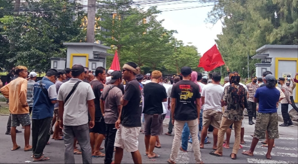 LMND dan Gabungan Asosiasi Sopir Dam Truk gelar Aksi Demo di Kantor Bupati Lotim