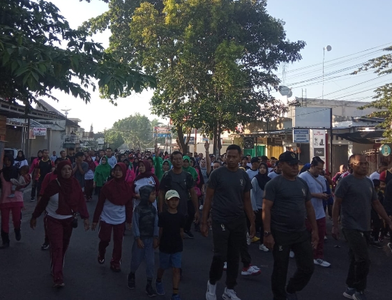 Sebanyak 2 Ribuan Peserta Antusias Ikuti Jalan Sehat Sambut HUT Bhayangkara ke 77 di Polres Lombok Timur