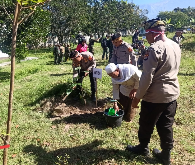 Polri Presisi Polres Lotim Turut Galakkan Penanaman Seribu Pohon Serentak Untuk Penghijauan Dini