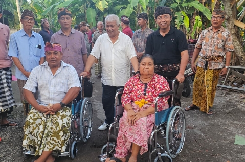 Tutup Tahun 2023, Sambut Baru 2024 Penuh Ceria, Rachmat Hidayat berbagi kursi roda untuk umat Hindu, bantu tunai 13 banjar di Mataram , terakhir Sumbang 30 RST untuk warga miskin di desa Pemongkong dan Desa Serewe Lotim.