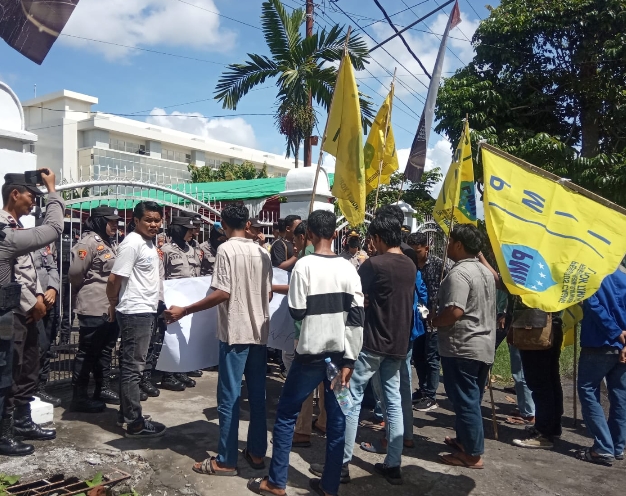 Puluhan Mahasiswa PMII Geruduk Kantor KPU Lombok Timur