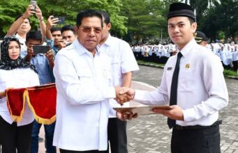 Bupati Lombok Timur Serahkan Tiket Pengabdian untuk CPNS dan PPPK Formasi 2024