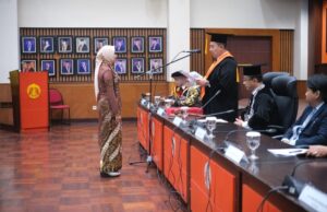 Encop Sopia Raih Gelar Doktor Bidang Ilmu Politik di Universitas Indonesia