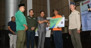 Bupati Warisin Serahkan Bantuan Iuran Kepesertaan Program Jaminan Sosial Ketenagakerjaan Bagi Guru Ngaji, Marbot, Ketua RT dan Kepala Lingkungan