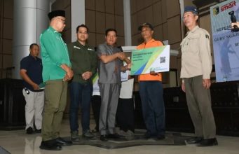 Bupati Warisin Serahkan Bantuan Iuran Kepesertaan Program Jaminan Sosial Ketenagakerjaan Bagi Guru Ngaji, Marbot, Ketua RT dan Kepala Lingkungan