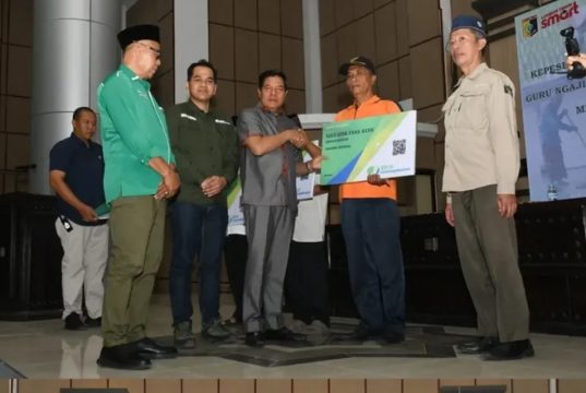 Bupati Warisin Serahkan Bantuan Iuran Kepesertaan Program Jaminan Sosial Ketenagakerjaan Bagi Guru Ngaji, Marbot, Ketua RT dan Kepala Lingkungan