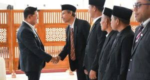 Wakil Bupati Lombok Timur H. Moh. Edwin Hadiwijaya melantik dan mengambil sumpah 61 Penjabat (Pj.) Kepala Desa se-Lombok Timur.