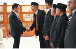 Wakil Bupati Lombok Timur H. Moh. Edwin Hadiwijaya melantik dan mengambil sumpah 61 Penjabat (Pj.) Kepala Desa se-Lombok Timur.