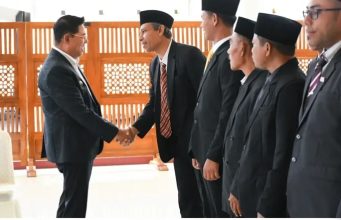 Wakil Bupati Lombok Timur H. Moh. Edwin Hadiwijaya melantik dan mengambil sumpah 61 Penjabat (Pj.) Kepala Desa se-Lombok Timur.