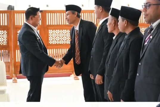 Wakil Bupati Lombok Timur H. Moh. Edwin Hadiwijaya melantik dan mengambil sumpah 61 Penjabat (Pj.) Kepala Desa se-Lombok Timur.