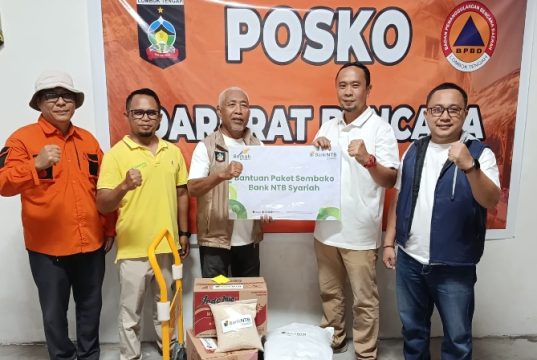 Tanggap Bencana Kebakaran Desa Adat Sade, Bank NTB Syariah Salurkan Bantuan Air Bersih dan Paket Sembako