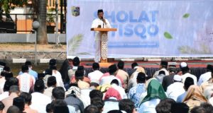 Pemkab Lombok Timur Gelar Shalat Istisqo Memohon Hujan Di Halaman Kantor Bupati.