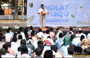 Pemkab Lombok Timur Gelar Shalat Istisqo Memohon Hujan Di Halaman Kantor Bupati.