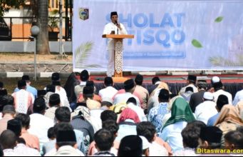 Pemkab Lombok Timur Gelar Shalat Istisqo Memohon Hujan Di Halaman Kantor Bupati.