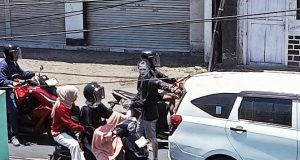 Resahkan Pengendara, Manusia Silver di Lampu Merah Rempung Dikeluhkan Warga, Ini Aturan Perda yang Dilanggar
