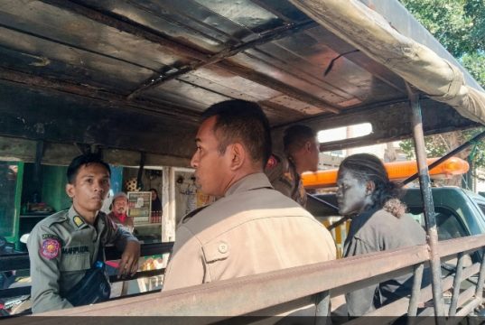 Gerak Cepat! Satpol PP Lotim Amankan Dua Manusia Silver di Lampu Merah Rempung